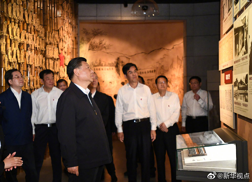 5月20日，中共中央總書記、國家主席、中央軍委主席習(xí)近平深入贛南老區(qū)考察調(diào)研。這是習(xí)近平在江西省於都縣中央紅軍長征出發(fā)紀(jì)念館參觀。 新華社記者 謝環(huán)馳 攝