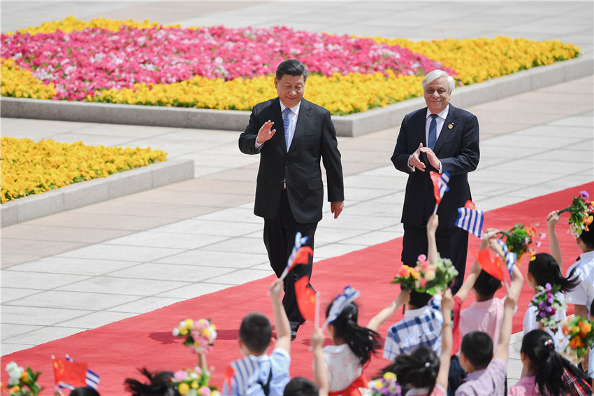 5月14日，國家主席習近平在北京人民大會堂同希臘總統帕夫洛普洛斯舉行會談。這是會談前，習近平在人民大會堂東門外廣場為帕夫洛普洛斯舉行歡迎儀式。新華社記者 燕雁 攝
