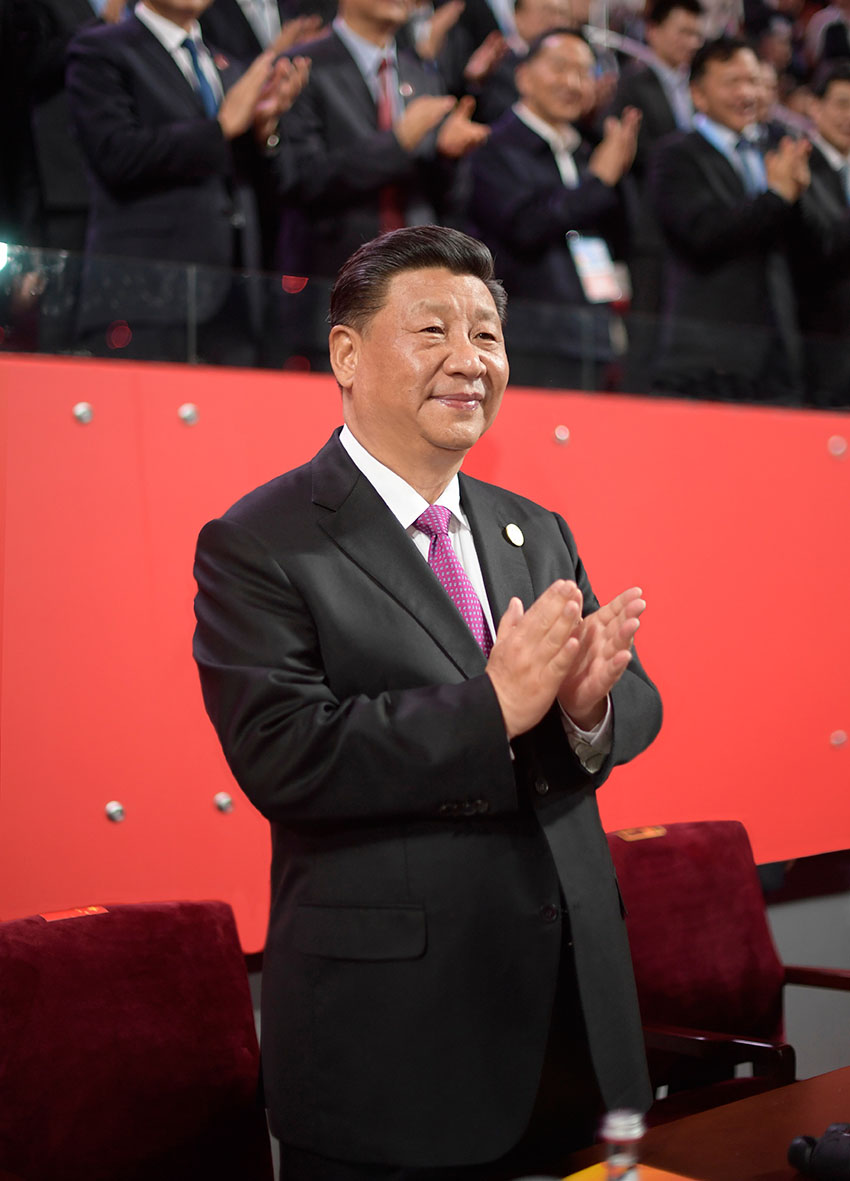 5月15日晚，國家主席習(xí)近平和夫人彭麗媛在北京國家體育場(chǎng)同出席亞洲文明對(duì)話大會(huì)的外方領(lǐng)導(dǎo)人夫婦共同出席亞洲文化嘉年華活動(dòng)。新華社記者 李學(xué)仁 攝