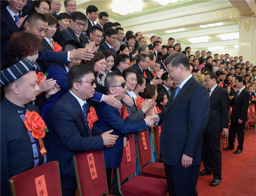 5月16日，黨和國家領導人習近平、李克強、王滬寧等在北京人民大會堂會見第六次全國自強模范暨助殘先進表彰大會代表。新華社記者 李學仁 攝