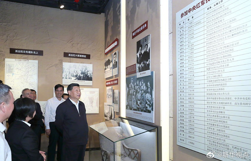 5月20日，中共中央總書記、國家主席、中央軍委主席習(xí)近平深入贛南老區(qū)考察調(diào)研。這是習(xí)近平在江西省於都縣中央紅軍長征出發(fā)紀念館參觀。新華社記者 鞠鵬 攝