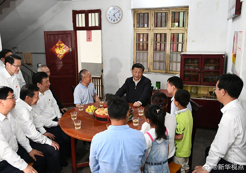5月20日，中共中央總書記、國家主席、中央軍委主席習近平來到贛州市於都縣梓山鎮潭頭村看望慰問老區人民。在紅軍烈士后代、退伍軍人孫觀發家，習近平同孫觀發一家人和當地鎮、村干部圍坐在一起拉家常，詳細了解老區人民生產發展和生活改善等情況。新華社記者 謝環馳 攝