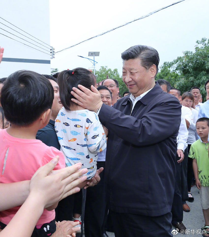 5月20日，中共中央總書記、國家主席、中央軍委主席習近平深入贛南老區考察調研。這是習近平來到贛州市於都縣梓山鎮潭頭村親切看望老區群眾。新華社記者 鞠鵬 攝