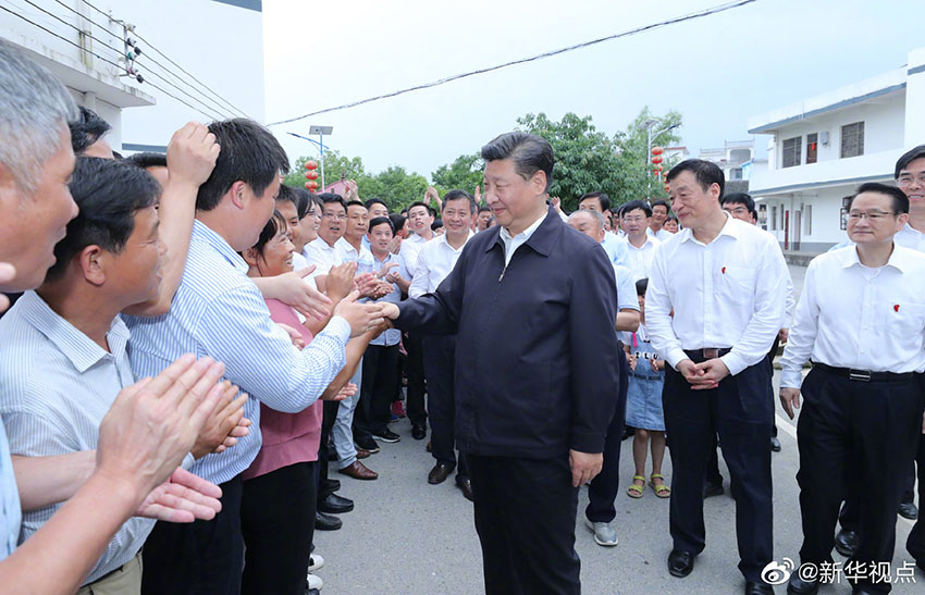 5月20日，中共中央總書記、國家主席、中央軍委主席習近平深入贛南老區考察調研。這是習近平來到贛州市於都縣梓山鎮潭頭村親切看望老區群眾。新華社記者 鞠鵬 攝