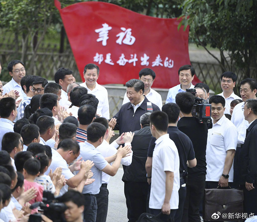 5月20日，中共中央總書記、國家主席、中央軍委主席習近平深入贛南老區考察調研。這是習近平來到贛州市於都縣梓山鎮潭頭村親切看望老區群眾。新華社記者 殷博古 攝
