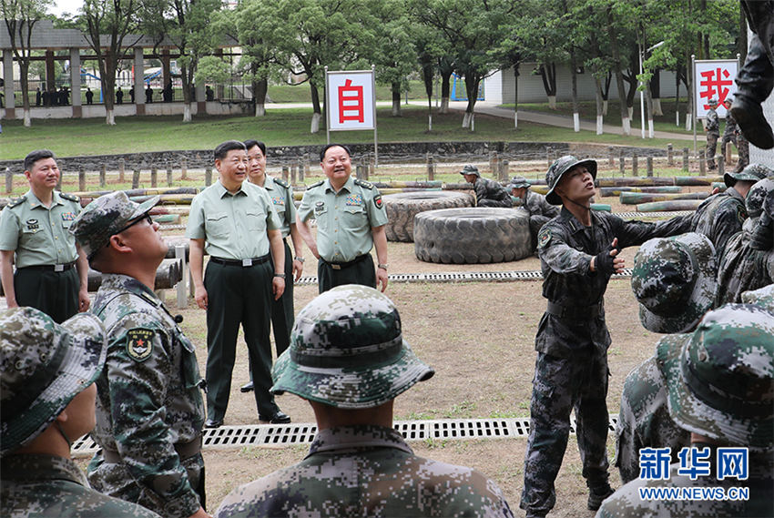 5月21日，中共中央總書記、國家主席、中央軍委主席習近平到陸軍步兵學院視察。這是習近平觀看學員進行極限訓練。新華社記者 李剛 攝