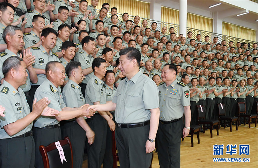 5月21日，中共中央總書記、國家主席、中央軍委主席習(xí)近平到陸軍步兵學(xué)院視察。這是習(xí)近平親切接見駐江西部隊副師職以上領(lǐng)導(dǎo)干部和建制團(tuán)級單位主官、陸軍步兵學(xué)院本部正團(tuán)職以上干部和石家莊校區(qū)主官、專家教授代表。新華社記者 李剛 攝