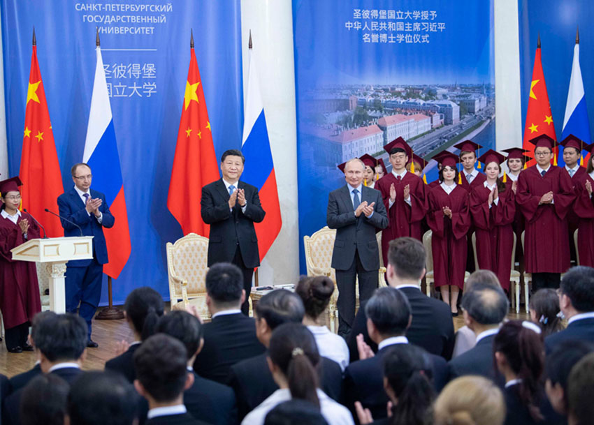 6月6日，國家主席習近平在聖彼得堡出席接受聖彼得堡國立大學名譽博士學位儀式。俄羅斯總統普京出席儀式。新華社記者 李濤 攝