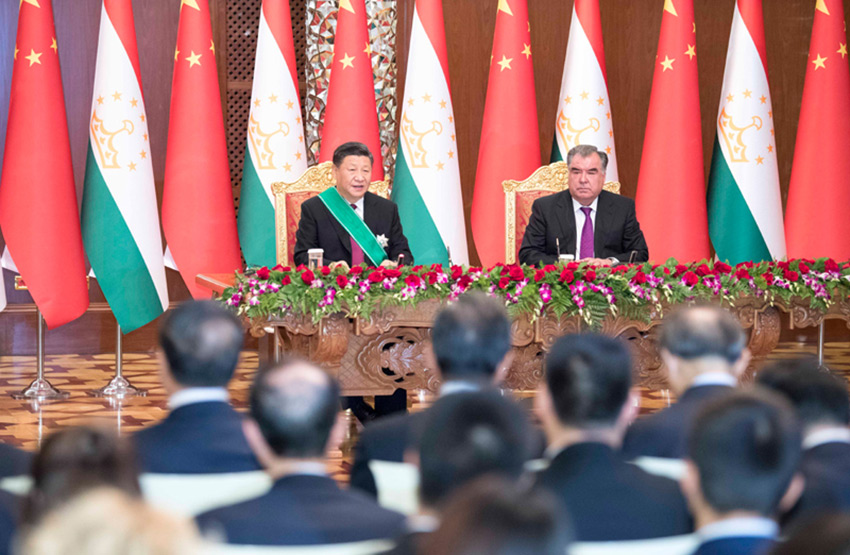 6月15日，國家主席習近平在杜尚別同塔吉克斯坦總統(tǒng)拉赫蒙會談。會談后，兩國元首共同會見記者。 新華社記者 李學仁 攝