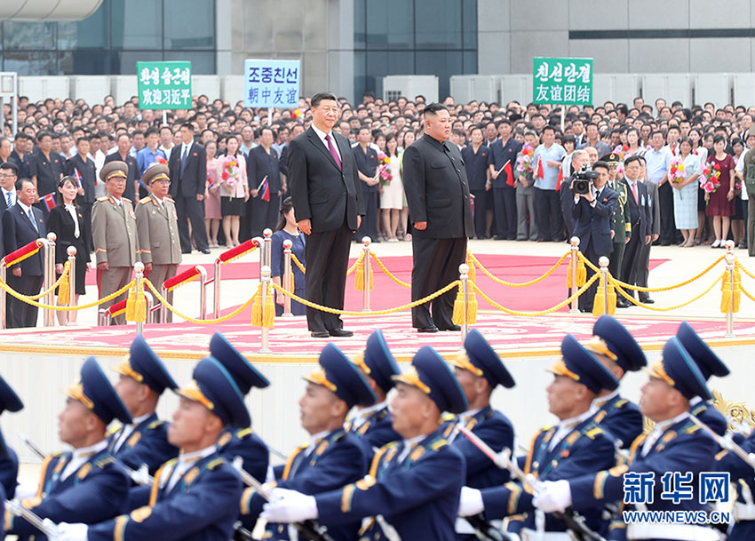 6月20日，中共中央總書記、國家主席習近平乘專機抵達平壤，開始對朝鮮民主主義人民共和國進行國事訪問。朝鮮勞動黨委員長、國務委員會委員長金正恩和夫人李雪主到機場熱情迎接習近平和夫人彭麗媛。朝方在機場舉行隆重歡迎儀式。 新華社記者 劉衛兵 攝