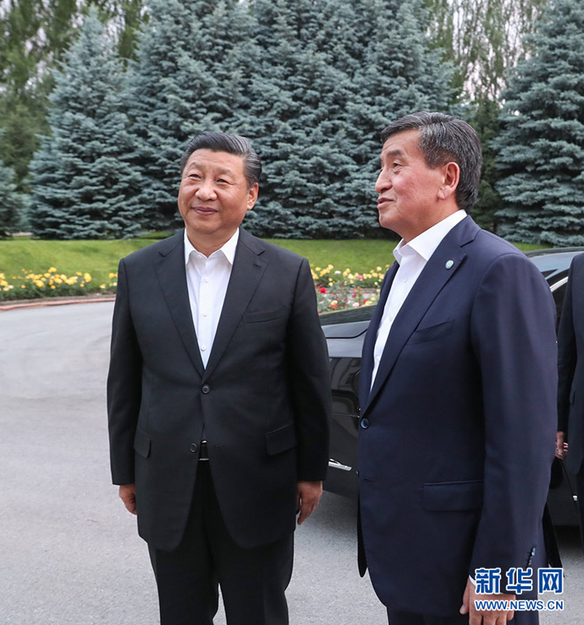 6月12日，甫抵比什凱克的國(guó)家主席習(xí)近平，應(yīng)吉爾吉斯斯坦總統(tǒng)熱恩別科夫邀請(qǐng)，來(lái)到總統(tǒng)官邸。兩國(guó)元首親切會(huì)見(jiàn)。 新華社記者 姚大偉 攝