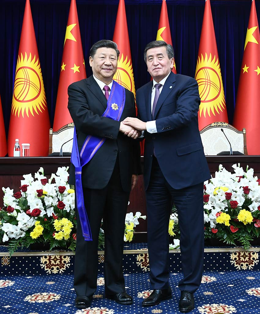6月13日，國家主席習(xí)近平在比什凱克出席儀式，接受吉爾吉斯斯坦總統(tǒng)熱恩別科夫授予“瑪納斯”一級勛章。 新華社記者 謝環(huán)馳 攝