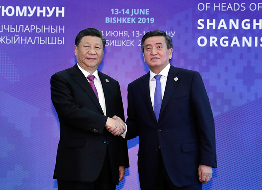 6月14日，國家主席習近平在吉爾吉斯斯坦首都比什凱克出席上海合作組織成員國元首理事會第十九次會議並發表重要講話。這是習近平抵達阿拉爾恰國賓館會議中心大廳，受到吉爾吉斯斯坦總統熱恩別科夫熱情迎接。 新華社記者 丁林 攝