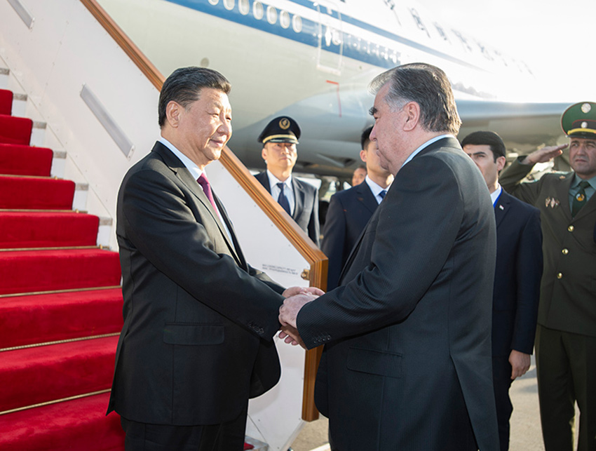 6月14日，國家主席習(xí)近平乘專機(jī)抵達(dá)杜尚別，開始出席亞洲相互協(xié)作與信任措施會(huì)議第五次峰會(huì)並對塔吉克斯坦共和國進(jìn)行國事訪問。習(xí)近平步出艙門，受到塔吉克斯坦總統(tǒng)拉赫蒙熱情迎接。 新華社記者 謝環(huán)馳 攝