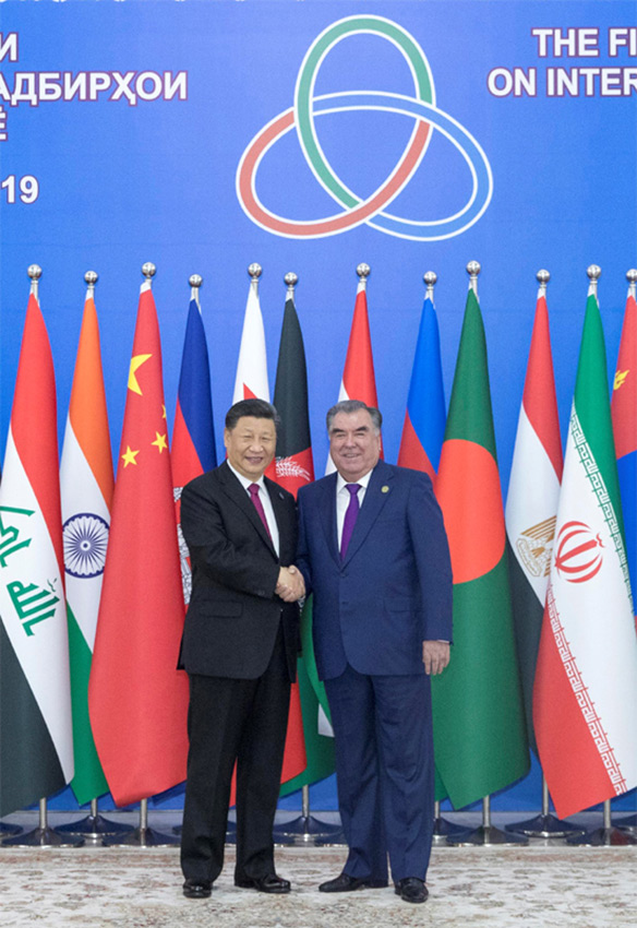 6月15日，亞洲相互協作與信任措施會議第五次峰會在塔吉克斯坦首都杜尚別舉行。國家主席習近平出席峰會並發表重要講話。這是習近平抵達納烏魯茲宮迎賓廳，受到塔吉克斯坦總統拉赫蒙熱情迎接。 新華社記者 王曄 攝