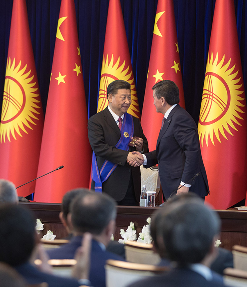 6月13日，國家主席習近平在比什凱克出席儀式，接受吉爾吉斯斯坦總統熱恩別科夫授予“瑪納斯”一級勛章。 新華社記者 費茂華 攝