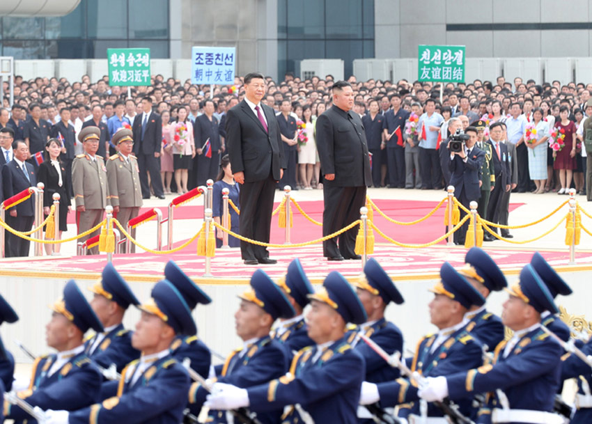 6月20日，中共中央總書記、國家主席習近平乘專機抵達平壤，開始對朝鮮民主主義人民共和國進行國事訪問。朝鮮勞動黨委員長、國務委員會委員長金正恩和夫人李雪主到機場熱情迎接習近平和夫人彭麗媛。朝方在機場舉行隆重歡迎儀式。 新華社記者 劉衛兵 攝
