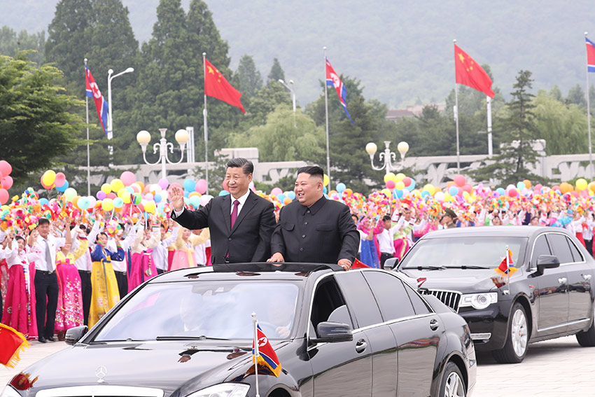 6月20日，中共中央總書記、國家主席習近平乘專機抵達平壤，開始對朝鮮民主主義人民共和國進行國事訪問。朝鮮勞動黨委員長、國務委員會委員長金正恩和夫人李雪主到機場熱情迎接習近平和夫人彭麗媛。朝方在機場舉行隆重歡迎儀式。歡迎儀式結束后，習近平與金正恩同車前往錦繡山太陽宮廣場，沿途數十萬群眾夾道歡迎。 新華社記者 鞠鵬 攝