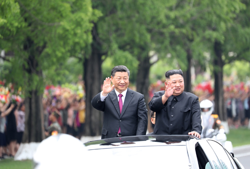6月20日，中共中央總書記、國家主席習近平乘專機抵達平壤，開始對朝鮮民主主義人民共和國進行國事訪問。朝鮮勞動黨委員長、國務委員會委員長金正恩和夫人李雪主到機場熱情迎接習近平和夫人彭麗媛。朝方在機場舉行隆重歡迎儀式。歡迎儀式結束后，習近平與金正恩同車前往錦繡山太陽宮廣場，沿途數十萬群眾夾道歡迎。 新華社記者 鞠鵬 攝