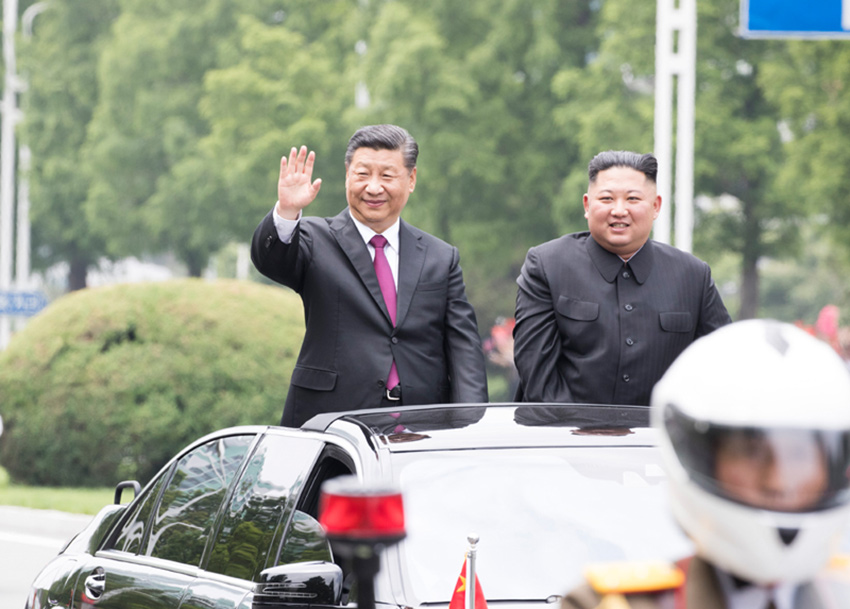 6月20日，中共中央總書記、國(guó)家主席習(xí)近平乘專機(jī)抵達(dá)平壤，開始對(duì)朝鮮民主主義人民共和國(guó)進(jìn)行國(guó)事訪問(wèn)。朝鮮勞動(dòng)黨委員長(zhǎng)、國(guó)務(wù)委員會(huì)委員長(zhǎng)金正恩和夫人李雪主到機(jī)場(chǎng)熱情迎接習(xí)近平和夫人彭麗媛。朝方在機(jī)場(chǎng)舉行隆重歡迎儀式。歡迎儀式結(jié)束后，習(xí)近平與金正恩同車前往錦繡山太陽(yáng)宮廣場(chǎng)，沿途數(shù)十萬(wàn)群眾夾道歡迎。 新華社記者 黃敬文 攝