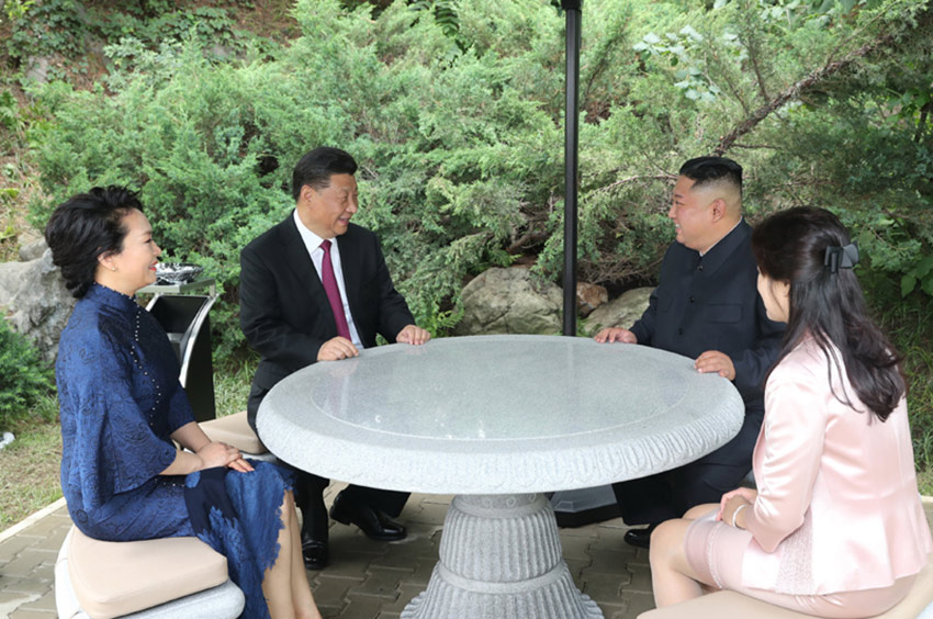 6月21日，中共中央總書記、國家主席習(xí)近平在錦繡山迎賓館會見朝鮮勞動黨委員長、國務(wù)委員會委員長金正恩。習(xí)近平夫人彭麗媛及金正恩夫人李雪主參加會見。會見前，習(xí)近平夫婦和金正恩夫婦在庭院內(nèi)散步交談。新華社記者 鞠鵬 攝