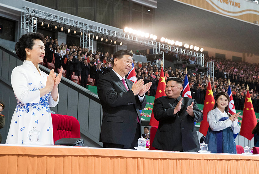 6月20日晚，中共中央總書記、國家主席習(xí)近平和夫人彭麗媛在朝鮮勞動黨委員長、國務(wù)委員會委員長金正恩和夫人李雪主陪同下，在平壤“五一”體育場同朝鮮各界群眾一道觀看大型團(tuán)體操和藝術(shù)演出。 新華社記者 黃敬文 攝