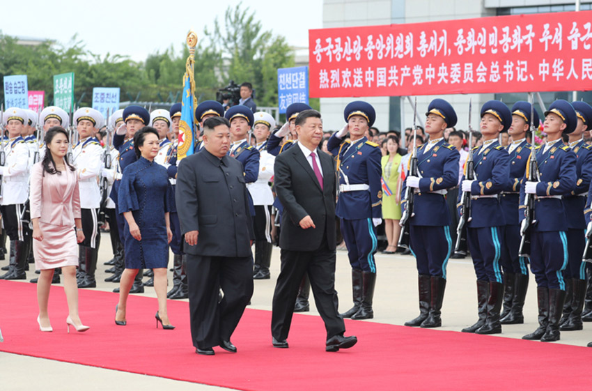6月21日，中共中央總書記、國家主席習近平結束對朝鮮的國事訪問離開平壤回國。離開前，習近平和夫人彭麗媛出席朝鮮勞動黨委員長、國務委員會委員長金正恩和夫人李雪主在機場舉行的歡送儀式。新華社記者 鞠鵬 攝