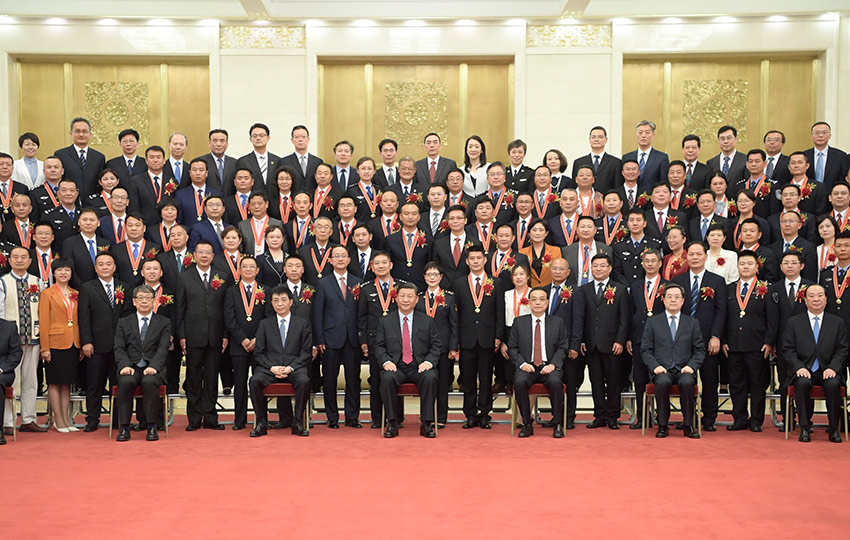 6月25日，黨和國家領導人習近平、李克強、王滬寧等在北京人民大會堂會見第九屆全國“人民滿意的公務員”和“人民滿意的公務員集體”受表彰代表。 新華社記者 李學仁 攝
