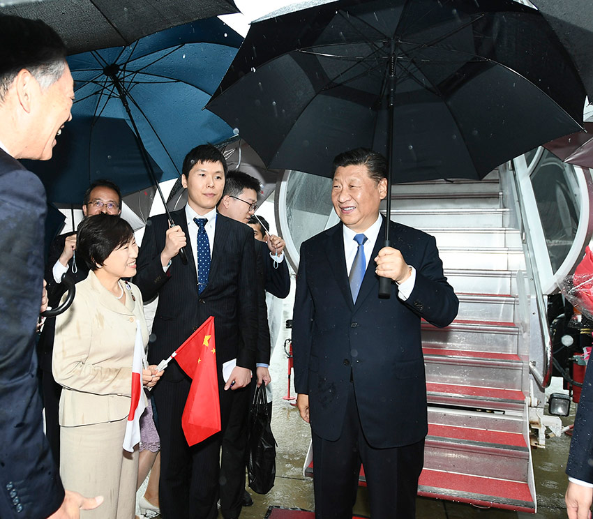 6月27日，國家主席習近平乘專機抵達大阪，應日本國首相安倍晉三邀請，出席二十國集團領導人第十四次峰會。日本政府高級官員、大阪府知事等在舷梯旁迎接。 新華社記者 謝環馳 攝