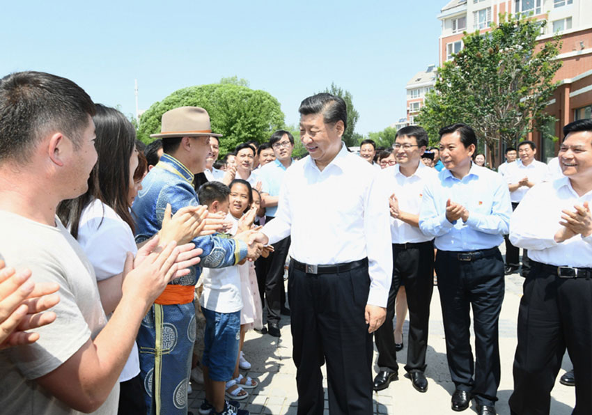 7月15日，中共中央總書記、國家主席、中央軍委主席習近平赴內蒙古自治區考察調研。這是習近平在赤峰市鬆山區興安街道臨潢家園社區同群眾親切握手。 新華社記者 謝環馳 攝