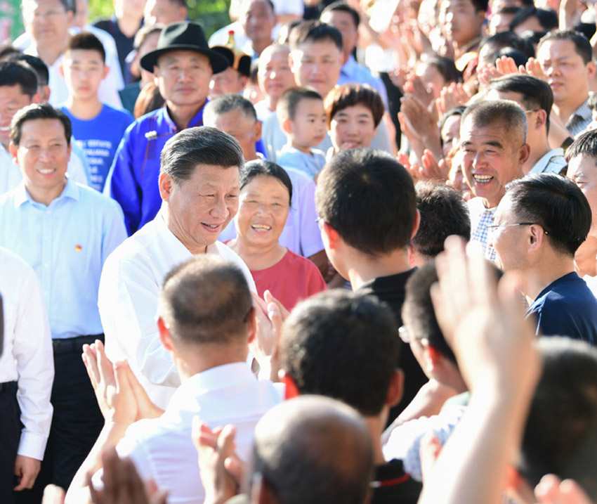 7月15日，中共中央總書記、國家主席、中央軍委主席習近平赴內蒙古自治區考察調研。這是習近平在赤峰市喀喇沁旗河南街道馬鞍山村同群眾親切握手。 新華社記者 謝環馳 攝