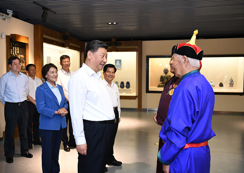 7月15日，中共中央總書記、國家主席、中央軍委主席習近平赴內蒙古自治區考察調研。這是習近平在赤峰博物館同古典民族史詩《格薩（斯）爾》非物質文化遺產傳承人親切交談。 新華社記者 謝環馳 攝