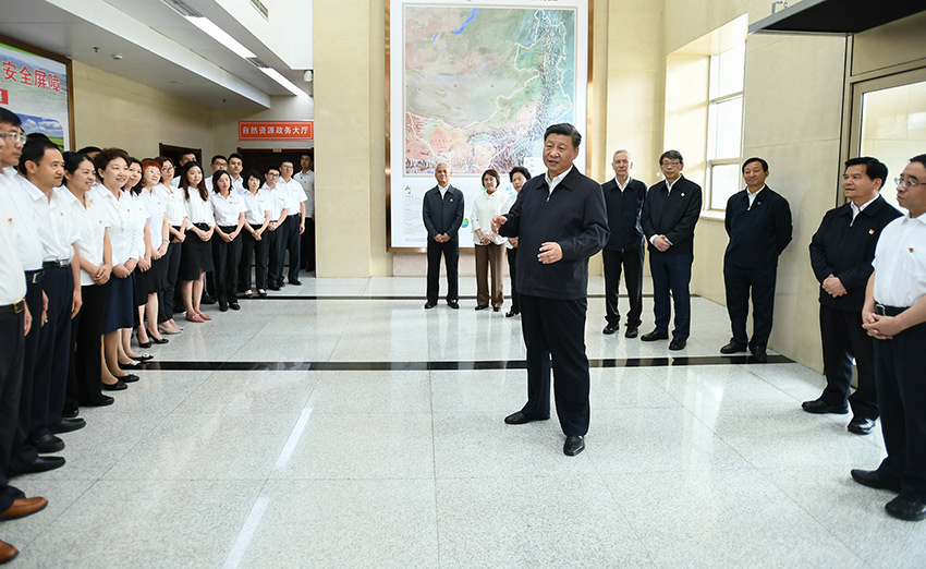 7月16日，中共中央總書記、國家主席、中央軍委主席習近平在內蒙古考察並指導開展“不忘初心、牢記使命”主題教育。這是習近平到內蒙古自治區自然資源廳，實地調研指導開展“不忘初心、牢記使命”主題教育。 新華社記者 謝環馳 攝