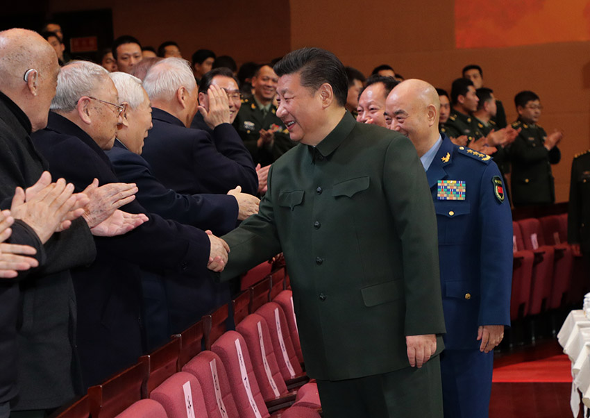 2018年2月2日，中央軍委慰問駐京部隊老干部迎新春文藝演出在北京舉行。中共中央總書記、國家主席、中央軍委主席習近平，向在座的軍隊老同志，向全軍離退休老干部，致以節日問候和新春祝福。新華社記者 李剛 攝