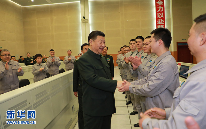 2018年2月10日，中共中央總書記、國家主席、中央軍委主席習(xí)近平來到駐四川部隊某基地，深入發(fā)射工位和技術(shù)廠房，看望慰問部隊官兵，代表黨中央和中央軍委，向全體解放軍指戰(zhàn)員、武警部隊官兵、民兵預(yù)備役人員致以誠摯問候和新春祝福。這是習(xí)近平同科技人員親切交談，詢問他們的科研工作和生活情況。新華社記者 李剛 攝