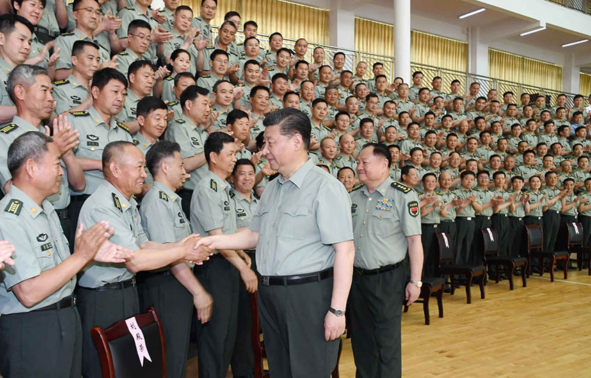 2019年5月21日，中共中央總書記、國家主席、中央軍委主席習(xí)近平到陸軍步兵學(xué)院視察。這是習(xí)近平親切接見駐江西部隊副師職以上領(lǐng)導(dǎo)干部和建制團級單位主官、陸軍步兵學(xué)院本部正團職以上干部和石家莊校區(qū)主官、專家教授代表。新華社記者 李剛 攝