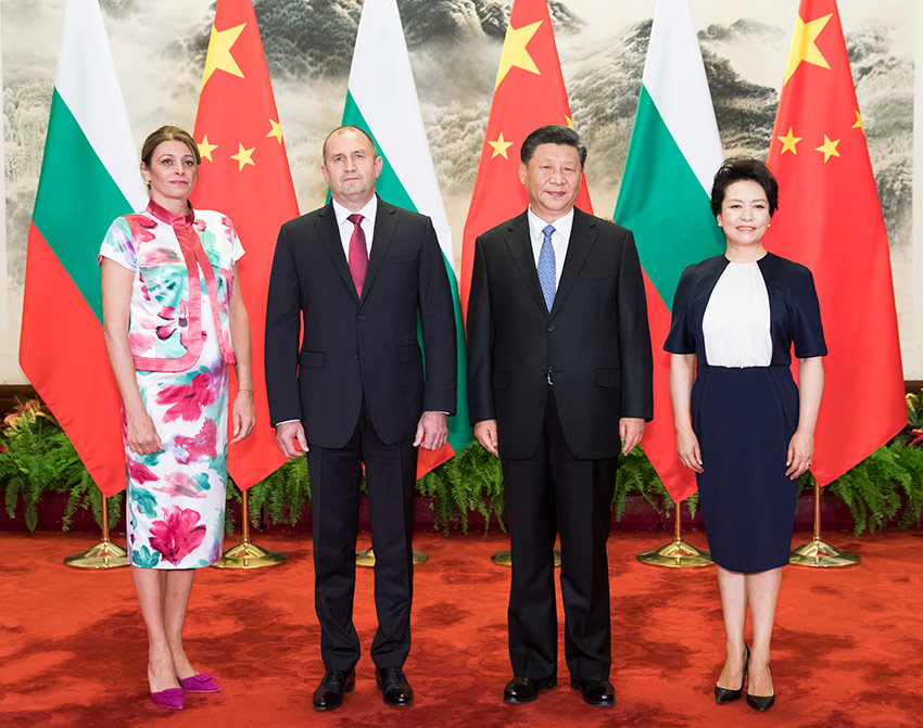 7月3日，國家主席習(xí)近平在北京人民大會堂同保加利亞總統(tǒng)拉德夫舉行會談。這是習(xí)近平和夫人彭麗媛同拉德夫夫婦合影。 新華社記者 黃敬文 攝