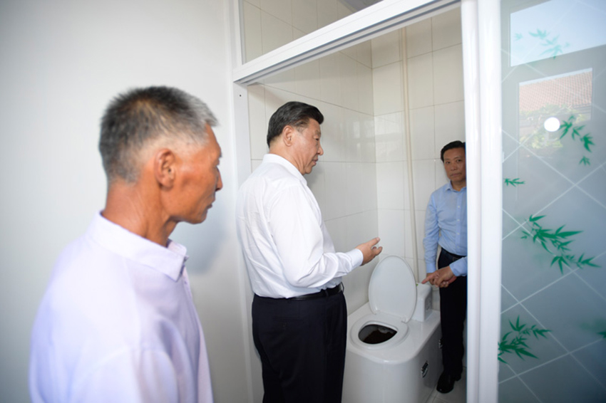 7月15日，中共中央總書記、國家主席、中央軍委主席習(xí)近平赴內(nèi)蒙古自治區(qū)考察調(diào)研。這是習(xí)近平在赤峰市喀喇沁旗河南街道馬鞍山村了解情況。 新華社記者 李學(xué)仁 攝