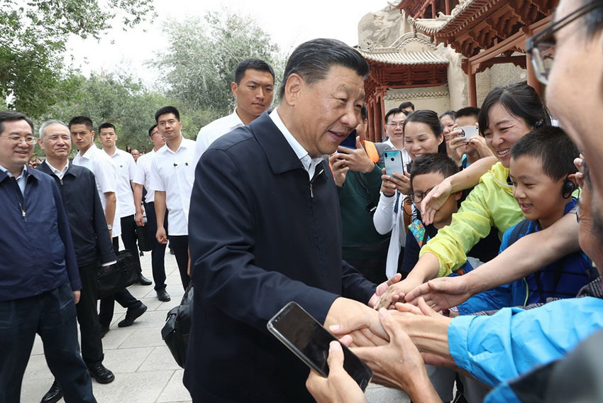 8月19日，中共中央總書記、國家主席、中央軍委主席習(xí)近平在甘肅省考察調(diào)研。這是習(xí)近平來到全國重點文物保護(hù)單位敦煌莫高窟，實地考察文物保護(hù)和研究、弘揚優(yōu)秀歷史文化等情況。新華社記者 鞠鵬 攝