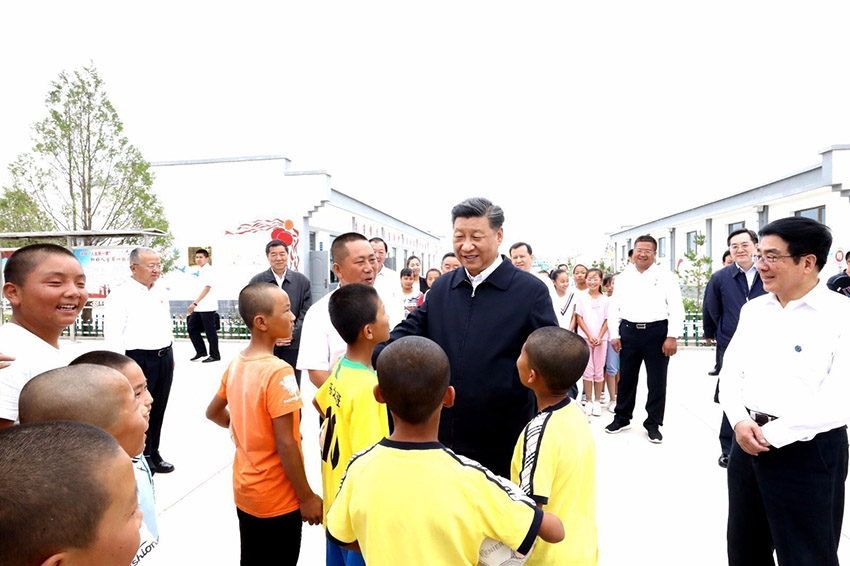 8月21日，中共中央總書記、國家主席、中央軍委主席習(xí)近平繼續(xù)在甘肅考察。這是習(xí)近平來到武威市古浪縣黃花灘生態(tài)移民區(qū)富民新村，了解易地搬遷群眾生產(chǎn)生活及脫貧致富情況。 新華社記者 鞠鵬 攝