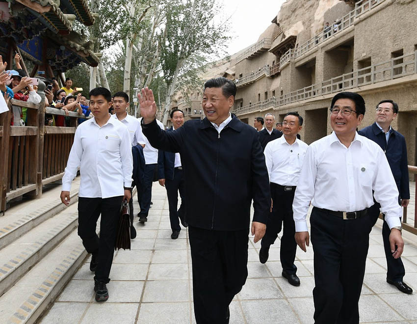 8月19日至22日，中共中央總書記、國家主席、中央軍委主席習近平在甘肅考察。這是19日下午，習近平在敦煌莫高窟考察調研時，向正在參觀的游客親切招手致意。 新華社記者 謝環馳 攝
