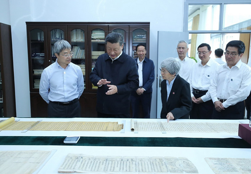 8月19日，中共中央總書記、國家主席、中央軍委主席習近平來到敦煌研究院，察看珍藏文物和學術成果展示，並同有關專家、學者和文化單位代表座談。 新華社記者 鞠鵬 攝