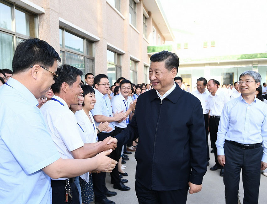 8月19日，中共中央總書記、國家主席、中央軍委主席習近平來到敦煌研究院，察看珍藏文物和學術成果展示，並同有關專家、學者和文化單位代表座談。 新華社記者 謝環馳 攝