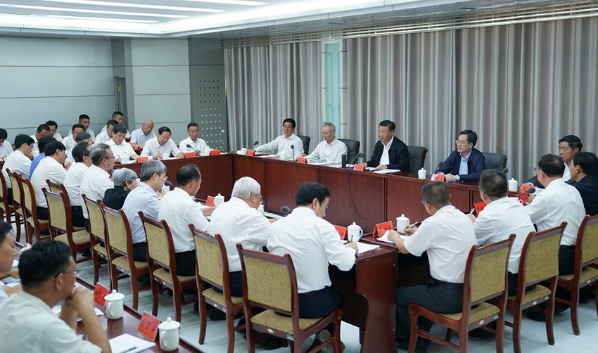8月19日至22日，中共中央總書記、國家主席、中央軍委主席習(xí)近平在甘肅考察。這是19日下午，習(xí)近平在敦煌研究院同有關(guān)專家、學(xué)者和文化單位代表座談並發(fā)表重要講話。 新華社記者 謝環(huán)馳 攝