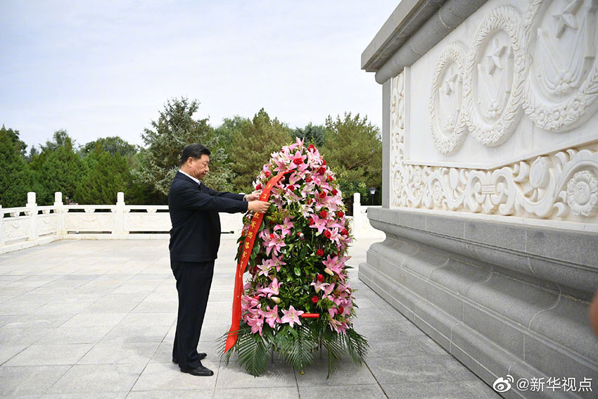 8月20日上午，中共中央總書記、國家主席、中央軍委主席習近平來到甘肅省張掖市高臺縣，瞻仰中國工農紅軍西路軍紀念碑和陣亡烈士公墓，向西路軍革命先烈敬獻花籃，並參觀了中國工農紅軍西路軍紀念館。 新華社記者 謝環馳 攝