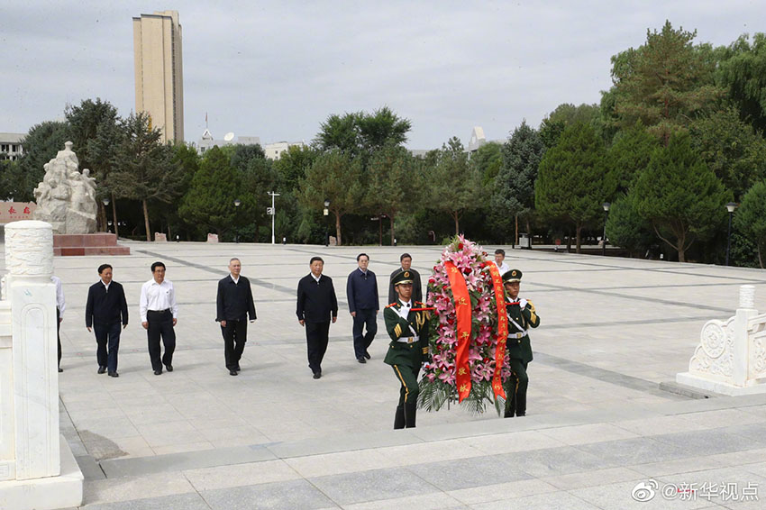 8月19日至22日，中共中央總書記、國家主席、中央軍委主席習近平在甘肅考察。這是20日上午，習近平來到張掖市高臺縣，瞻仰中國工農紅軍西路軍紀念碑，向革命先烈敬獻花籃。 新華社記者 鞠鵬 攝