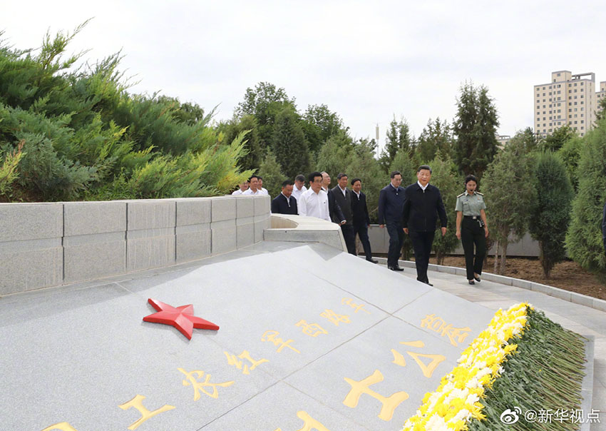8月20日上午，中共中央總書(shū)記、國(guó)家主席、中央軍委主席習(xí)近平來(lái)到甘肅省張掖市高臺(tái)縣，瞻仰中國(guó)工農(nóng)紅軍西路軍紀(jì)念碑和陣亡烈士公墓，向西路軍革命先烈敬獻(xiàn)花籃，並參觀了中國(guó)工農(nóng)紅軍西路軍紀(jì)念館。 新華社記者 鞠鵬 攝