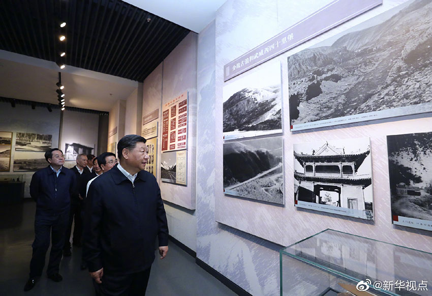 8月20日上午，中共中央總書記、國家主席、中央軍委主席習(xí)近平來到甘肅省張掖市高臺縣，瞻仰中國工農(nóng)紅軍西路軍紀念碑和陣亡烈士公墓，向西路軍革命先烈敬獻花籃，並參觀了中國工農(nóng)紅軍西路軍紀念館。 新華社記者 鞠鵬 攝