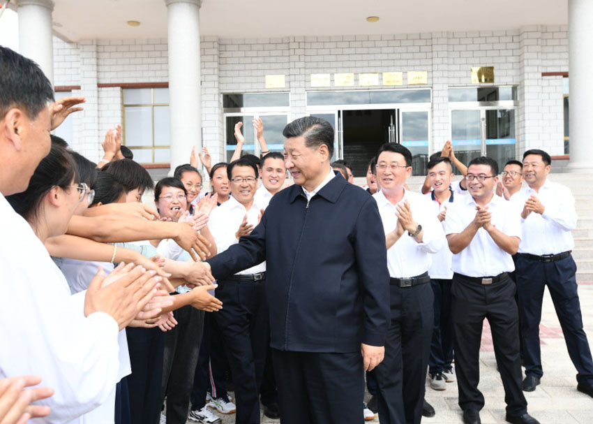 8月20日下午，中共中央總書記、國家主席、中央軍委主席習近平抵達甘肅省張掖市山丹縣，前往山丹培黎學校和山丹馬場考察調(diào)研，了解當?shù)芈殬I(yè)教育培訓和祁連山生態(tài)環(huán)境修復保護等情況。 新華社記者 謝環(huán)馳 攝