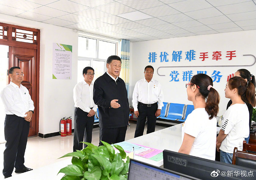 8月19日至22日，中共中央總書記、國家主席、中央軍委主席習近平在甘肅考察。這是21日上午，習近平在武威市古浪縣黃花灘生態(tài)移民區(qū)富民新村黨群服務中心考察。 新華社記者 謝環(huán)馳 攝